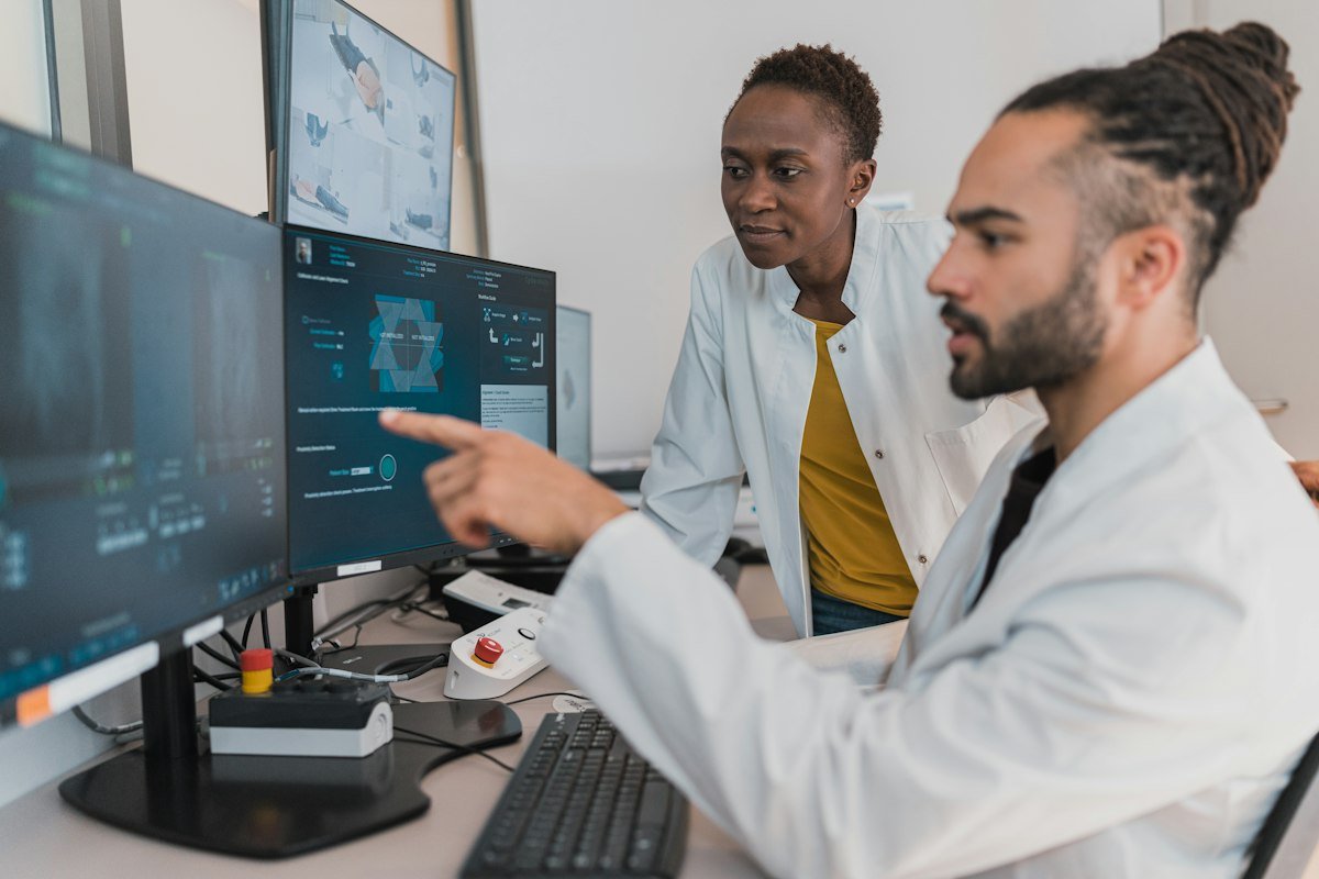 Físicos médicos revisando imágenes de tratamiento