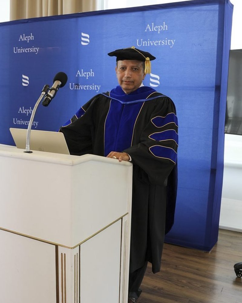 El Dr. Jorge Millán en la ceremonia de graduación de Aleph University